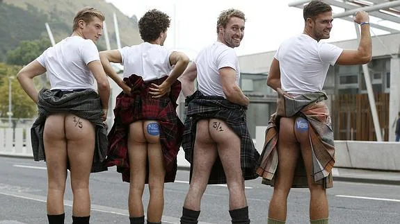 Modelos masculinos posan para una publicidad sobre el referéndum en Escocia.