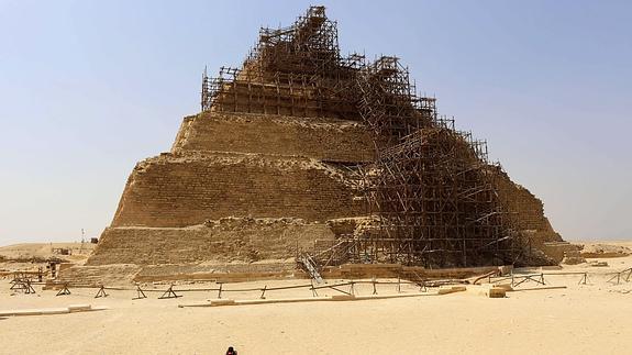 Trabajos de restauración de la pirámide. 