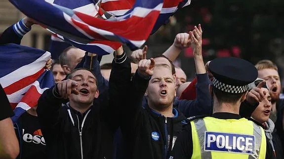La policía interviene en Glasgow para separar a decenas de manifestantes unionistas e independentistas escoceses