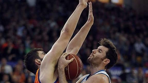 Rudy Fernández intenta penetrar a canasta. 