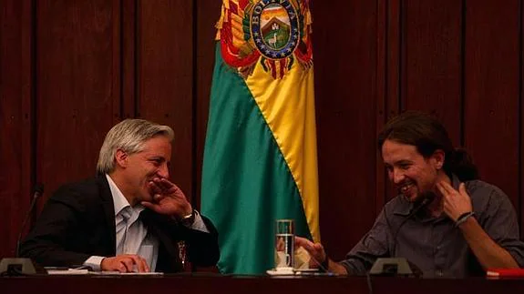 Álvaro García Linera (i), junto a Pablo Iglesias (d).