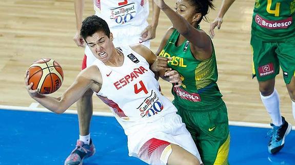 Nicholls controla el balón.  