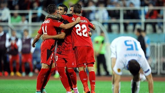 Los jugadores del Svilla celebran un gol. 