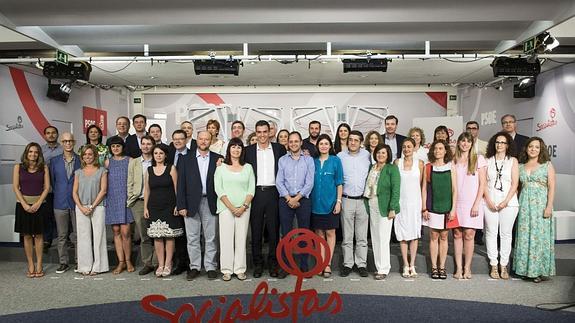 Foto de familia de la ejecutiva federal del PSOE, presidida por Pedro Sánchez. 