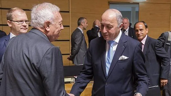 Margallo (i) conversa con su homólogo francés, Laurent Fabius. 