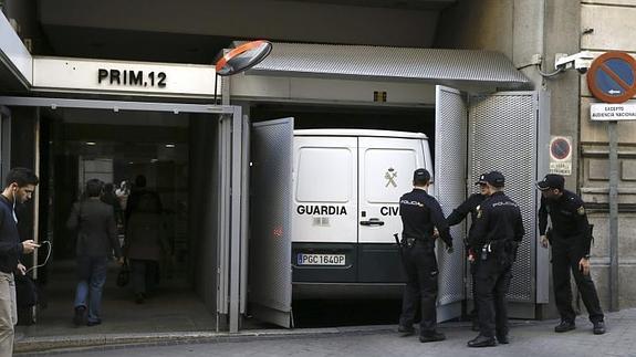 Un furgón de la Guardia Civil entra esta mañana en la Audiencia Nacional 