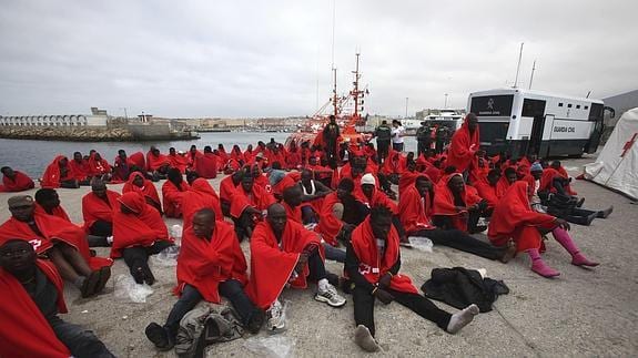Inmigrantes tras ser rescatados en el Estrecho.