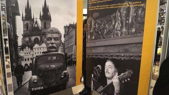 Dos caras de la revolución: la retirada de una estatua de Josef Stalin (i) tras la caída del régimen comunista en la República Checa y el cantautor Karel Kryl