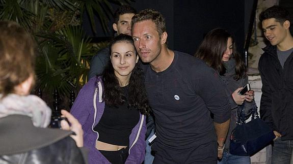 Chris Martin, de Coldplay, posa con una fan.
