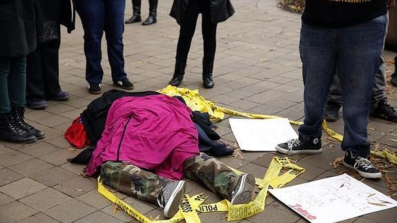 Un estudiante, tumbado, en protesta por la muerte de Michael Brown.