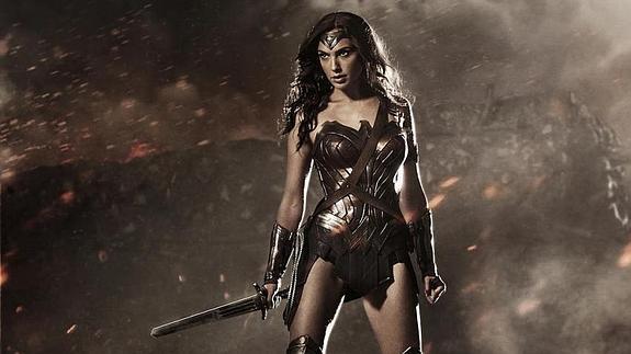 Gal Gadot, caracterizada como Wonder Woman. 