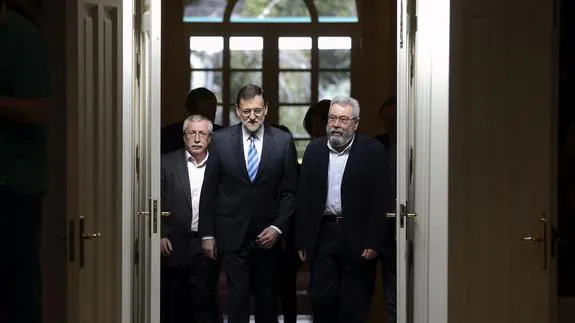 Rajoy, con Toxo y Méndez. 