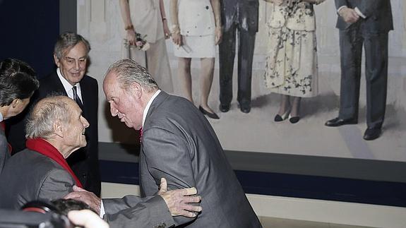 El Rey Juan Carlos conversa con el pintor Antonio López (i) 