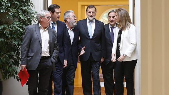 Rajoy y Báñez, con los interlocutores sociales. 
