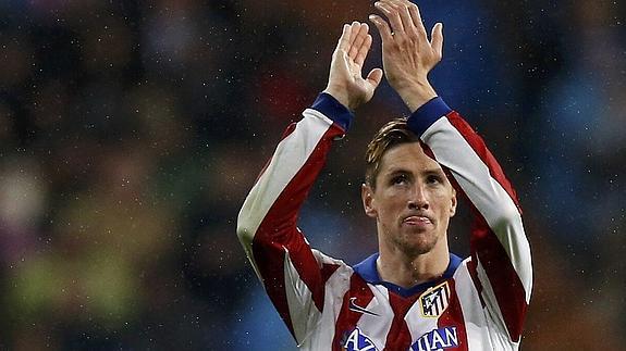 Fernando Torres aplaude al público. 