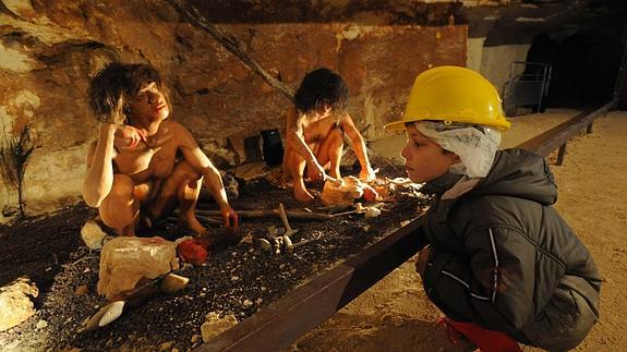 Un niño observa la exposición de Atapuerca.