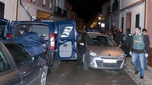 Momento de la detención de la mujer condenada en Pilas.