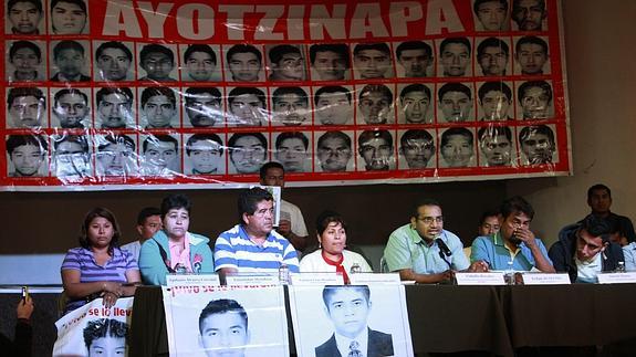 Los padres de los 43 jóvenes desaparecidos de la Normal Rural de Ayotzinapa. 