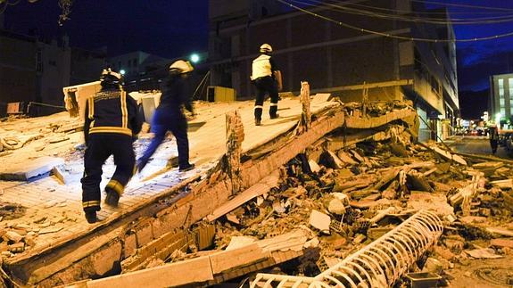 Varios bomberos, en las labores de rescate del terremoto de Lorca.