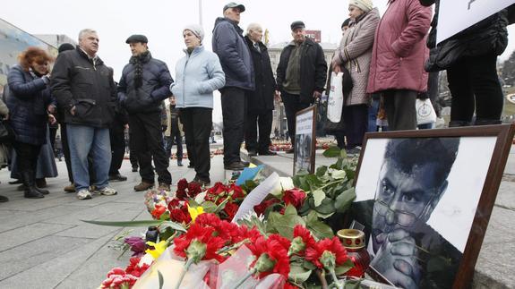 Ciudadanos rusos muestran su consternación por el asesinato de Nemtsov. 