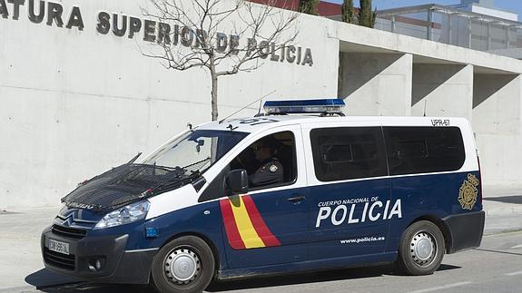 Un vehículo policial traslada a la Jefatura Superior de Policía de Granada a cinco personas. 