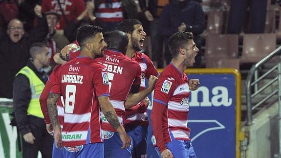 Los jugadores del Granada celebran el gol. 