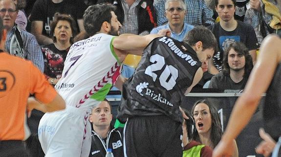 Shengelia (i) y Todorovic inician la pelea. 