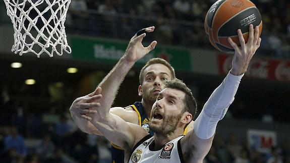 Rudy Fernández intenta anotar. 