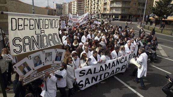 Profesionales, defendiendo la sanidad pública en Salamanca.