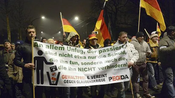 Varias personas participan en una manifestación convocada por distintas organizaciones, con el apoyo explícito del Partido Socialdemócrata (SPD), en rechazo al racismo y al movimiento islamófobo Patriotas Europeos contra la Islamización de Europa (Pegida).