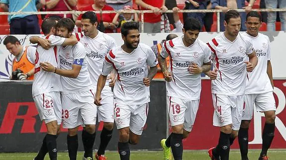 Los jugadores del Sevilla celebran el primer gol.  EFE