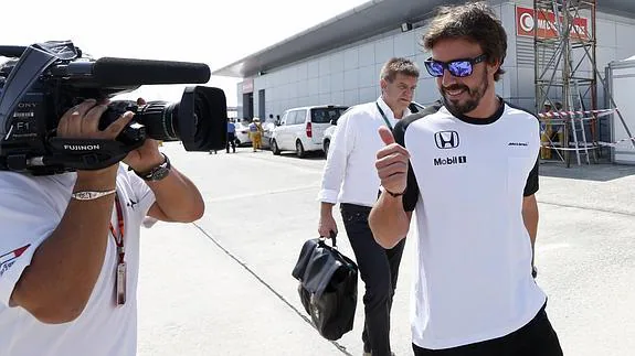 Alonso saluda a un cámara. 