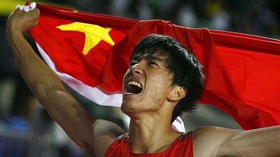 Liu Xiang celebra su victoria en Osaka. 