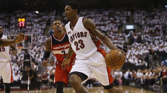 Louis Williams entra a canasta. 