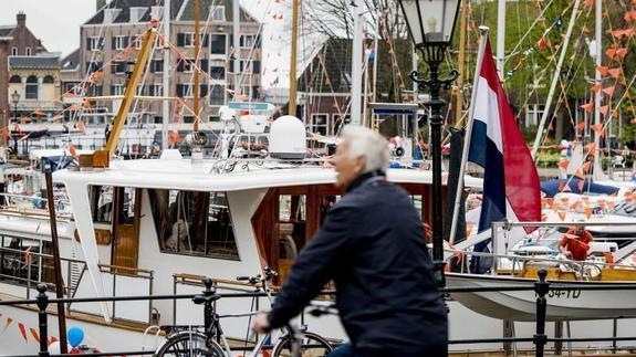 Barcos en el puerto de Dordrecht, Países Bajos. 