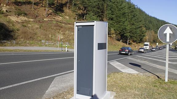 Un camión pasa junto al nuevo radar instalado en la carretera A625 a la altura de Luiando. 