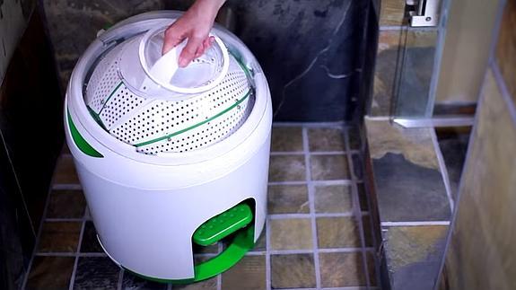 La lavadora se activa pulsando el pedal.