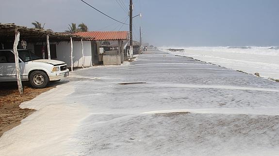 Tres muertos por las olas gigantes en México