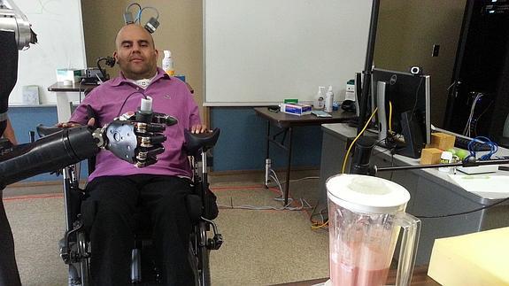 Erik Sorto utiliza su brazo robótico durante un experimento.
