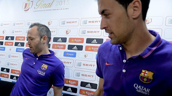 Iniesta (i) y Busquets. 