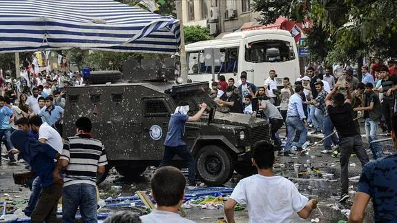 Enfrentamientos entre kurdos y agentes de Policía tras las explosiones en Diyarbakir.