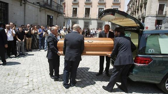 Varias personas trasladan el ataúd con los restos mortales de Pedro Zerolo.