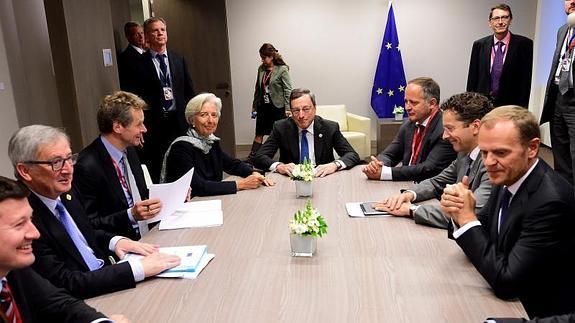 El presidente del BCE, Mario Draghi (c.), reunido en Bruselas. 