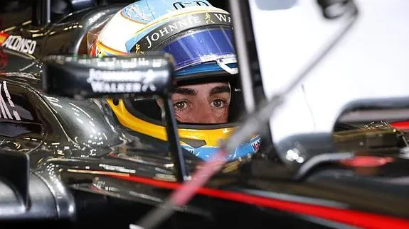 Fernando Alonso, en el interior de su McLaren. 