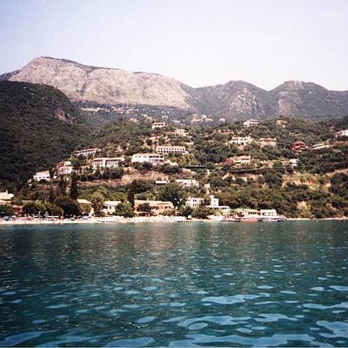 Vista de una playa al oeste de Grecia.