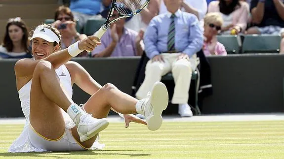 Garbiñe Muguruza celebra su pase a semifinales de Wimbledon. 