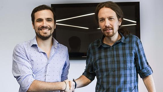 Alberto Garzón y Pablo Iglesias, en junio en la sede de Podemos. 