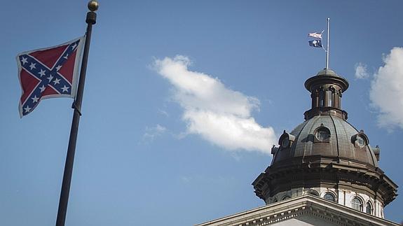 La bandera confederada ondea en el Capitolio de Carolina del Sur. 