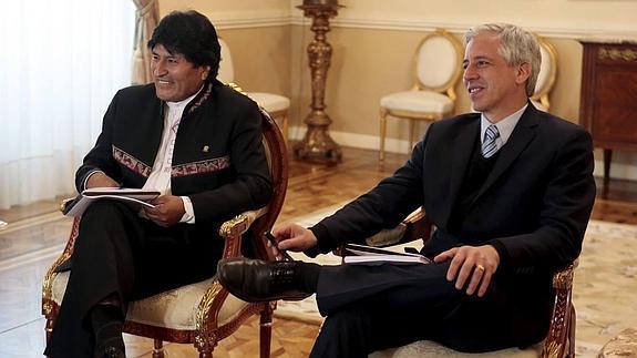 El presidente de Bolivia. Evo Morales (i), y el vicepresidente Alvaro Garcia Linera (d) en el palacio presidencial de la Paz.