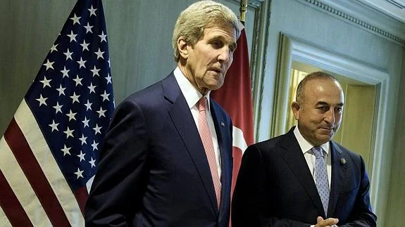 Kerry y Cavusoglu, ministros de Exteriores estadounidense y turco, respectivamente.